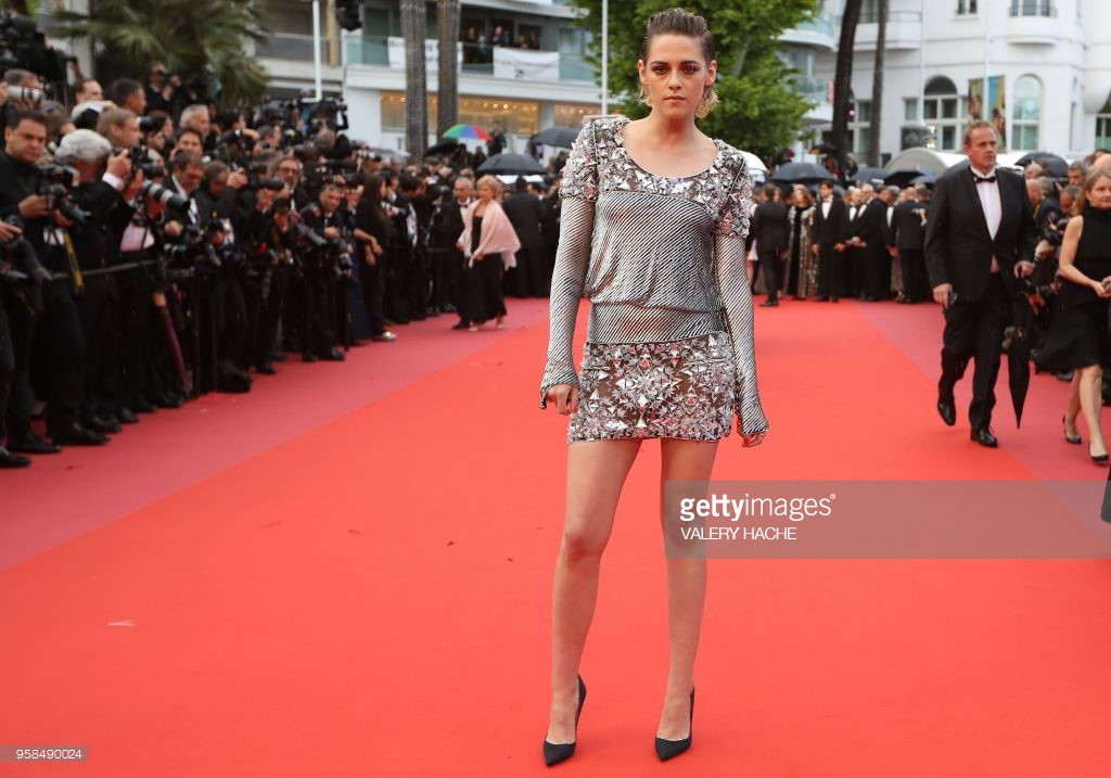 Thảm đỏ Cannes 2018: Kristen Stewart gây xôn xao vì cởi giày đi chân trần trong ngày thứ bảy